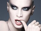 Ikonická modelka 90. let Kristen McMenamy dokonale zt�les�uje dramatický vzhled...