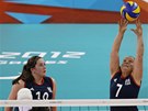 Martine Wrightová (vpravo) odehrává míč na paralympijském turnaji sedících Martine Wrightová (vpravo) odehrává míč na paralympijském turnaji sedících