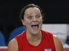 Britka Martine Wrightov� (uprost�ed) podporuje z lavi�ky sv� spoluhr��ky v