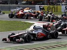 KR�TCE PO STARTU. Lewis Hamilton hladce udr�el prvn� m�sto, ale Felipe Massa se