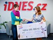 Kateřina Blatná (vpravo) přebírá šek na 100 tisíc od Adély Brabcové z
