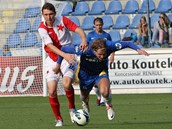 FAUL. Slávistický záložník Jaromír Zmrhal se ze všech sil snažil zastavit FAUL. Slávistický záložník Jaromír Zmrhal se ze všech sil snažil zastavit