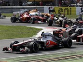 KR�TCE PO STARTU. Lewis Hamilton hladce udr�el prvn� m�sto, ale Felipe Massa se...