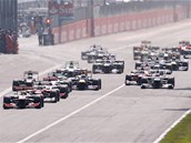 ODSTARTOV�NO. Velk� cena It�lie m��e za��t. Od za��tku vedl Lewis Hamilton,...