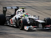 KOMETA Z�VODU. Mexi�an Sergio P�rez ze st�je Sauber odstartoval jako dvan�ct�,