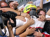 V�BORN�, SEGIO! �lenov� st�je Sauber gratuluj� sv�mu jezdci P�rezovi ke druh�mu