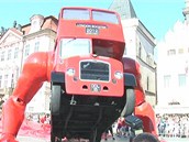 Klikující autobus na Staroměstském náměstí v Praze Klikující autobus na Staroměstském náměstí v Praze
