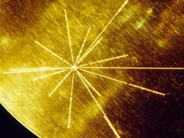 Kryt desky na sondách Voyager s návodem na přehrání desky a s vyznačenou Kryt desky na sondách Voyager s návodem na přehrání desky a s vyznačenou