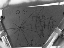 Plaketa umístěná na sondě Pioneer 10 Plaketa umístěná na sondě Pioneer 10