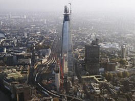 Londýnský mrakodrap The Shard, česky doslova střep, je s 310 metry nejvyšší ve Londýnský mrakodrap The Shard, česky doslova střep, je s 310 metry nejvyšší ve