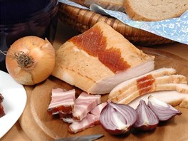 Chleba se sádlem a cibulí: Nepříjemná kombinace, zejména zásluhou cibule, které Chleba se sádlem a cibulí: Nepříjemná kombinace, zejména zásluhou cibule, které
