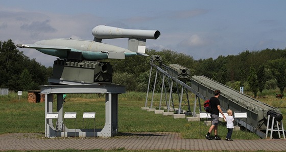 Raketa V1 s odpalovac� rampou. Rampa m�la d�lku 48 metr� a na konci v��ku 5
