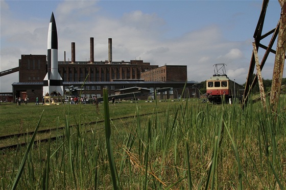 V�zkumn� centrum v Peenem�nde. Na podstavci stoj� prvn� balistick� raketa sv�ta