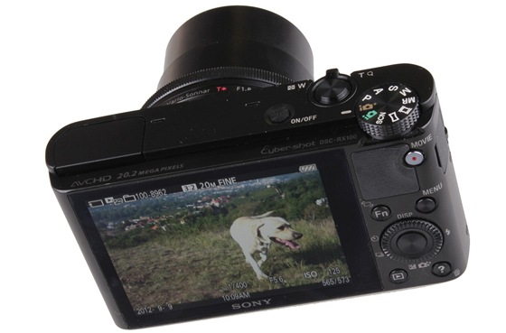 Sony RX-100: Displej nen� dotykov�, ale perfektn� �iteln� i p��m�m na slunci.