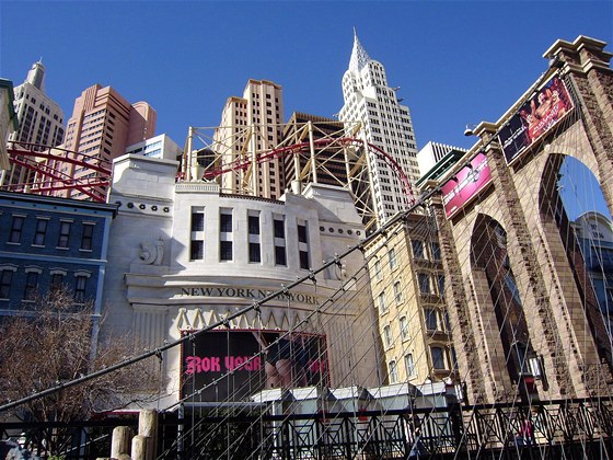 Strip, kopie Brooklynsk�ho mostu u hotelu New York-New York. Ve v��ce se...