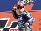 JE MU DO SKOKU. Jorge Lorenzo na stupních vítězů slaví vítězství ve Velké ceně JE MU DO SKOKU. Jorge Lorenzo na stupních vítězů slaví vítězství ve Velké ceně