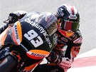 JDU P�ED TEBE. �pan�l Marc Marquez (vpravo) v zat��ce p�edj�d� krajana Pola