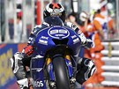 A JSEM TAM PRVNÍ! Jorge Lorenzo zvedá při průjezdu cílem přední kolo a raduje A JSEM TAM PRVNÍ! Jorge Lorenzo zvedá při průjezdu cílem přední kolo a raduje