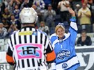 ZLATÁ FANYNKA. Úvodní buly zápasu Komety Brno s Kladnem vhodila zlatá ZLATÁ FANYNKA. Úvodní buly zápasu Komety Brno s Kladnem vhodila zlatá