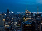No�ní pohled na New York z terasy "Top of The Rock" v Rockefeller Center je...