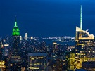No�ní pohled na New York z terasy "Top of The Rock" v Rockefeller Center je...