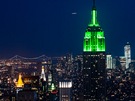 No�ní pohled z "Top of The Rock" na nasvícenou �pi�ku Empire State Building.