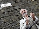Ceduli v nové uličce Járy Cimrmana slavnostně odhalil a patřičně okomentoval... Ceduli v nové uličce Járy Cimrmana slavnostně odhalil a patřičně okomentoval...