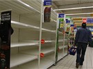 Reg�ly v plze�sk�m hypermarketu Tesco, z nich� zmizel ve�ker� tvrd� alkohol