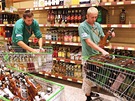 Zam�stnanci prodejny Globus na pra�sk�m Zli��ne vykl�zej� z reg�lu l�hve