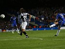 Oscar z Chelsea (uprost�ed) st��l� g�l Juventusu v utk�n� Ligy mistr�.
