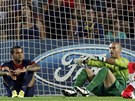 CO JSEM TO PROVEDL Dani Alv�s z Barcelony (vlevo) a brank�� Victor Vald�s pot�,