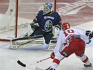 JE TAM GÓL. Slávistický útočník Roman Červenka překonává brankáře Kladna Jana JE TAM GÓL. Slávistický útočník Roman Červenka překonává brankáře Kladna Jana
