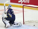 PŘEKONANÝ. Brankář Kladna Jan Chábera právě inkasoval. PŘEKONANÝ. Brankář Kladna Jan Chábera právě inkasoval.