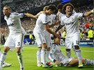 MADRIDSK� EUFORIE. Fotbalist� Realu Madrid se raduj� z v�t�zn�ho g�lu, kter� v