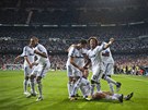 VÍTĚZNÁ RADOST. Real Madrid slaví. Cristiano Ronaldo (jako jediný sedí) VÍTĚZNÁ RADOST. Real Madrid slaví. Cristiano Ronaldo (jako jediný sedí)