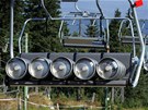 Ferdinad Slov�k, technik lanovky sleduje sudy na horn� stanici - Zat�k�vac�