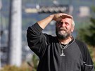 Ferdinad Slov�k, technik lanovky sleduje sudy na horn� stanici - Zat�k�vac�