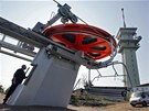 Ferdinad Slov�k, technik lanovky nastavuje ovl�dac� prvky na horn� stanici -