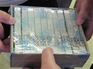 Krabice s částí zajištěných kolků. Policisté jich na místě našli skoro 100 Krabice s částí zajištěných kolků. Policisté jich na místě našli skoro 100
