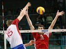STŘET SUPERHVĚZD. Český volejbalista Jan Štokr (vlevo) smečuje proti STŘET SUPERHVĚZD. Český volejbalista Jan Štokr (vlevo) smečuje proti