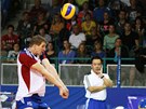 Český volejbalista Jan Štokr na příjmu. Fandí mu trenér Stewart Bernard a Český volejbalista Jan Štokr na příjmu. Fandí mu trenér Stewart Bernard a