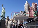 Strip, pr�choz� pas� k hotelu New York-New York, vlevo Socha svobody