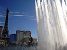 Vodn� show u hotelu Bellagio, trysky vodu vy�enou a� do v��e 140 metr�.
