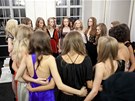 Vzácná chvíle. Finalistky soutěže Schwarzkopf Elite Model Look si přejí hodně... Vzácná chvíle. Finalistky soutěže Schwarzkopf Elite Model Look si přejí hodně...