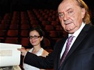 František Janeček přijímá dar od Šárky Grossové František Janeček přijímá dar od Šárky Grossové