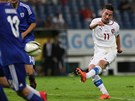 STŘELECKÝ POKUS. Záložník Milan Petržela pálí na finskou bránu. STŘELECKÝ POKUS. Záložník Milan Petržela pálí na finskou bránu.