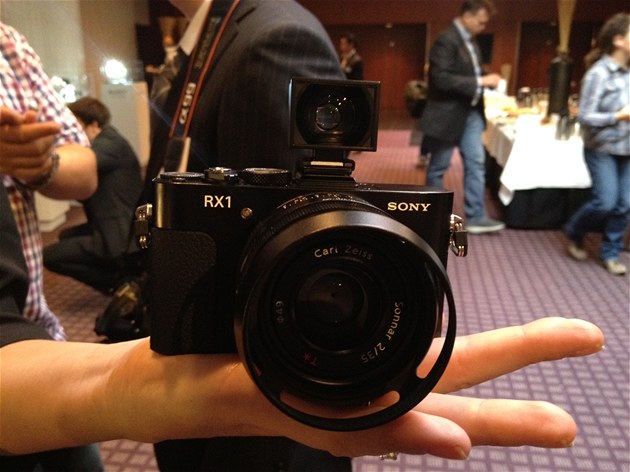 Kuznik Jan: Sony RX1 první kompakt s full frame čipem. Stát bude okolo 2800 euro. Kuznik Jan: Sony RX1 první kompakt s full frame čipem. Stát bude okolo 2800 euro.