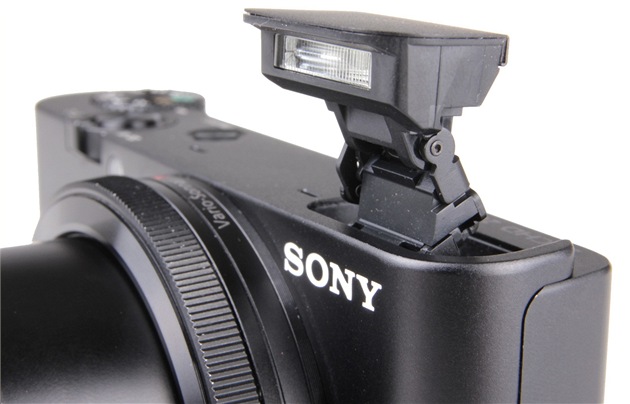 Sony RX-100: Blesk vyskakuje jak čertík z krabičky, pochválit musíme jeho Sony RX-100: Blesk vyskakuje jak čertík z krabičky, pochválit musíme jeho