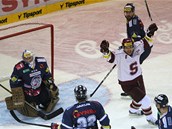 KAPITÁN SE RADUJE. Michal Broš ze Sparty slaví gól, kterým se jeho tým v zápase KAPITÁN SE RADUJE. Michal Broš ze Sparty slaví gól, kterým se jeho tým v zápase