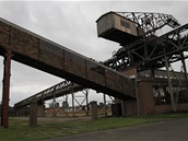V pop�ed� doprvn�k uhl� do elektr�rny. V budov� se ukr�v� drti� uhl�.